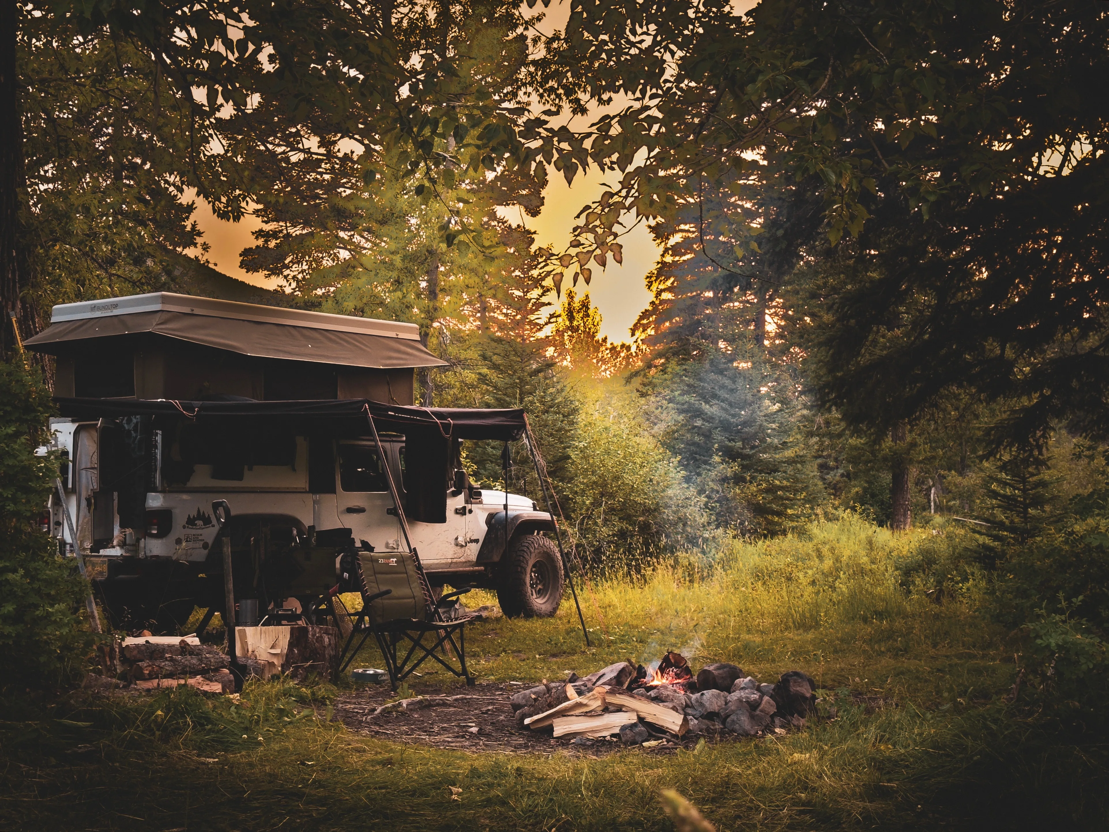 Jeep Gladiator camper parked on public land.